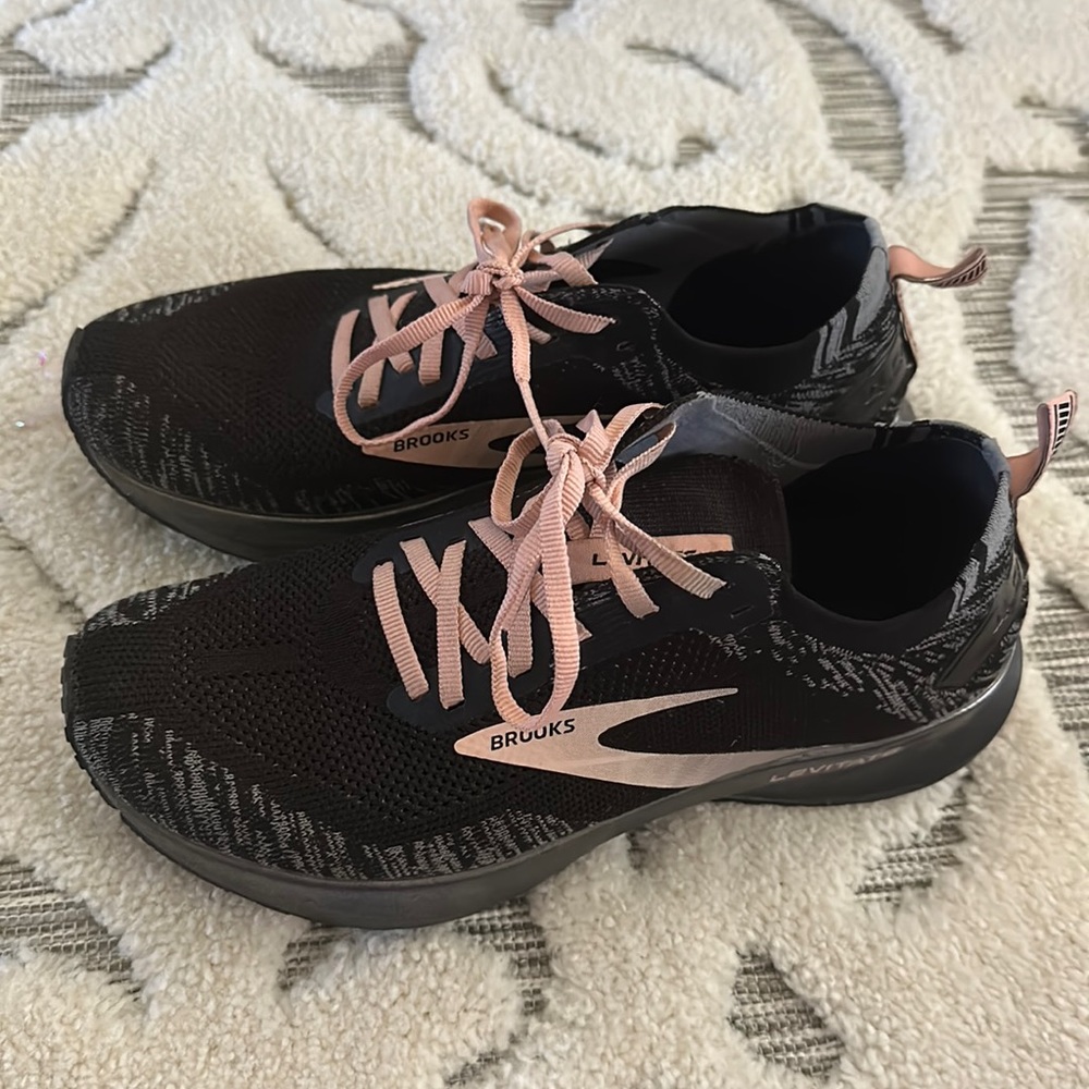 Brooks Womens tennis shoes